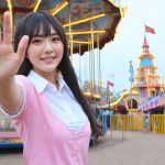 L’ex-idol di Hinatazaka46 sorprende i fan con un incredibile nuovo look in un’uscita al parco divertimenti