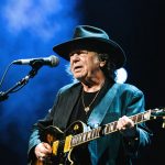 Poziția Curajoasă a lui Neil Young: Noua Antemă a unei Legende a Rock-ului Lovește Puternic Împotriva Marii Tehnologii